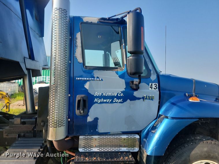 image for item OD9584 2005 International  7400 6x4 dump truck