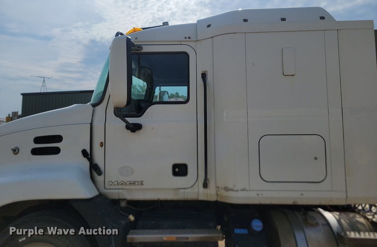 image for item OD9601 2012 Mack CXU613 semi truck