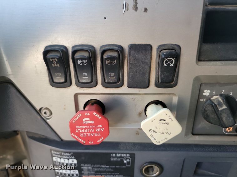 image for item OD9601 2012 Mack CXU613 semi truck