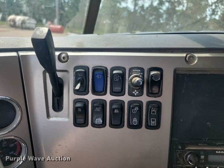 image for item OD9602 2012 Mack CXU613 semi truck