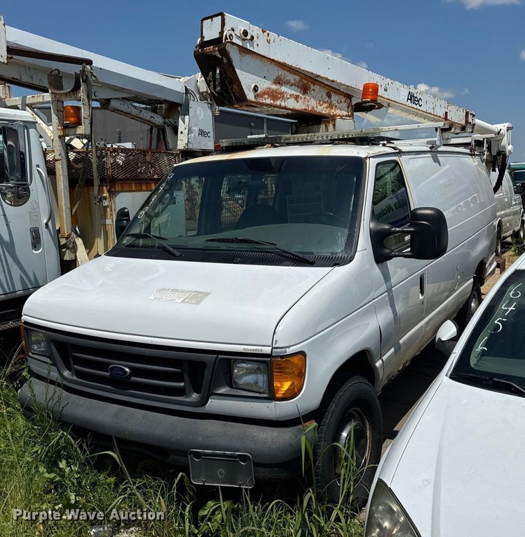 image for item OF9825 2003 Ford E350 Super Duty van with bucket lift