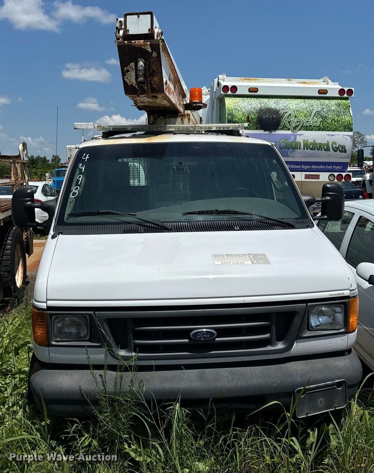 image for item OF9825 2003 Ford E350 Super Duty van with bucket lift