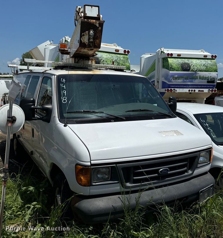 image for item OF9825 2003 Ford E350 Super Duty van with bucket lift
