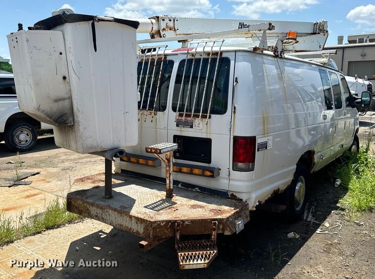 image for item OF9825 2003 Ford E350 Super Duty van with bucket lift
