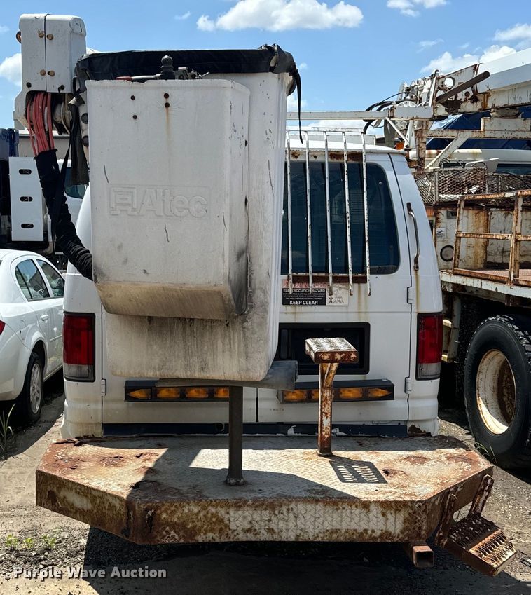 image for item OF9825 2003 Ford E350 Super Duty van with bucket lift