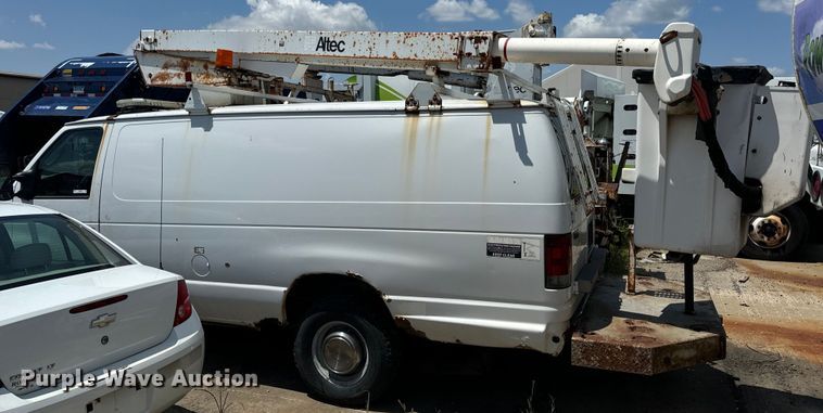 image for item OF9825 2003 Ford E350 Super Duty van with bucket lift