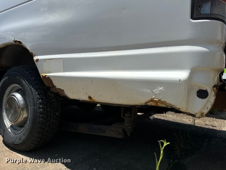 image for item OF9825 2003 Ford E350 Super Duty van with bucket lift