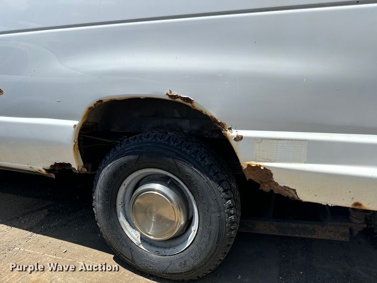 image for item OF9825 2003 Ford E350 Super Duty van with bucket lift