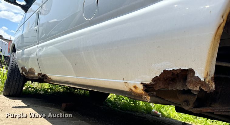 image for item OF9825 2003 Ford E350 Super Duty van with bucket lift