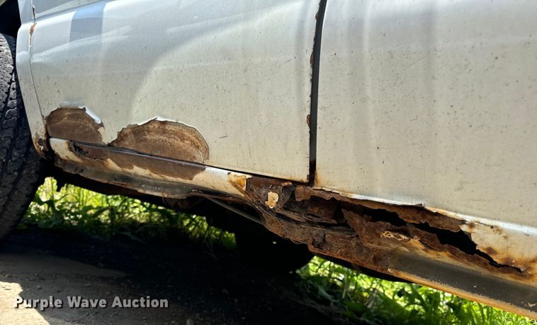 image for item OF9825 2003 Ford E350 Super Duty van with bucket lift