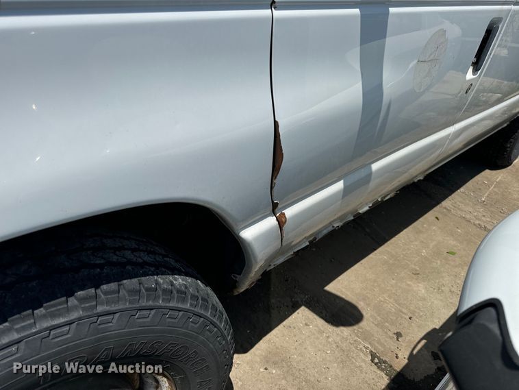 image for item OF9825 2003 Ford E350 Super Duty van with bucket lift