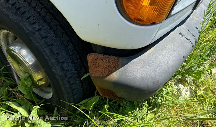 image for item OF9825 2003 Ford E350 Super Duty van with bucket lift