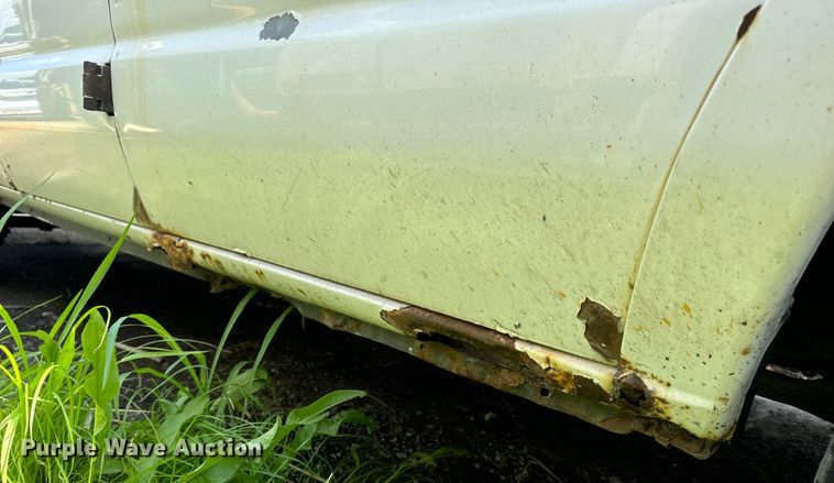 image for item OF9825 2003 Ford E350 Super Duty van with bucket lift