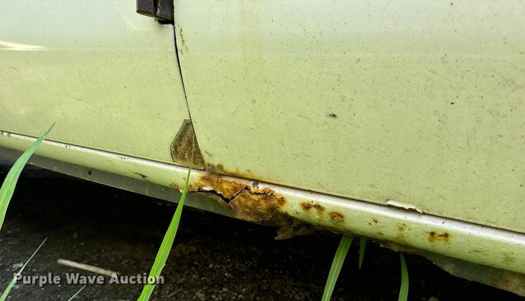 image for item OF9825 2003 Ford E350 Super Duty van with bucket lift