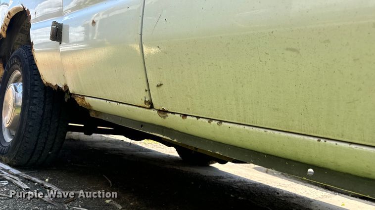 image for item OF9825 2003 Ford E350 Super Duty van with bucket lift