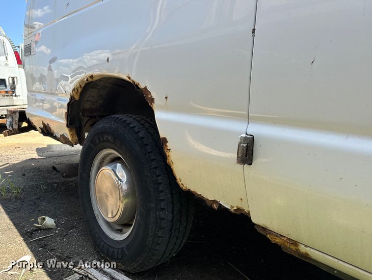 image for item OF9825 2003 Ford E350 Super Duty van with bucket lift