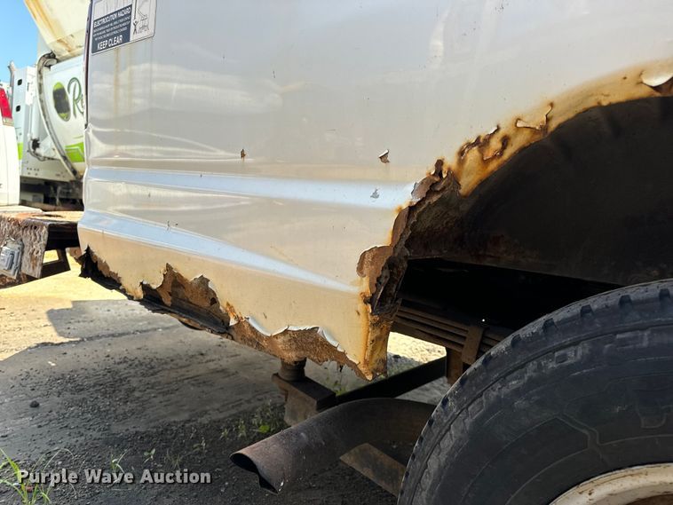 image for item OF9825 2003 Ford E350 Super Duty van with bucket lift
