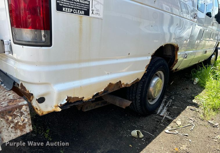 image for item OF9825 2003 Ford E350 Super Duty van with bucket lift