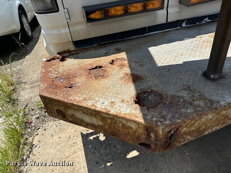 image for item OF9825 2003 Ford E350 Super Duty van with bucket lift