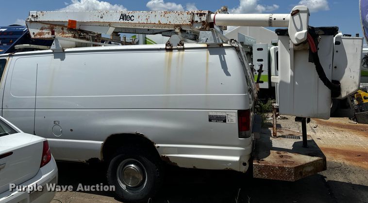 image for item OF9825 2003 Ford E350 Super Duty van with bucket lift