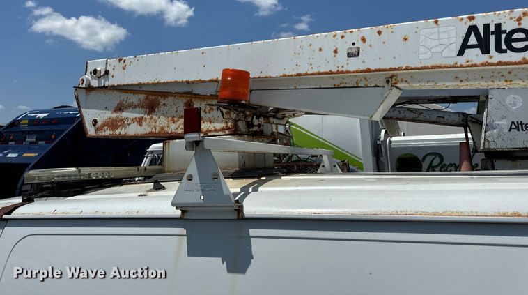 image for item OF9825 2003 Ford E350 Super Duty van with bucket lift