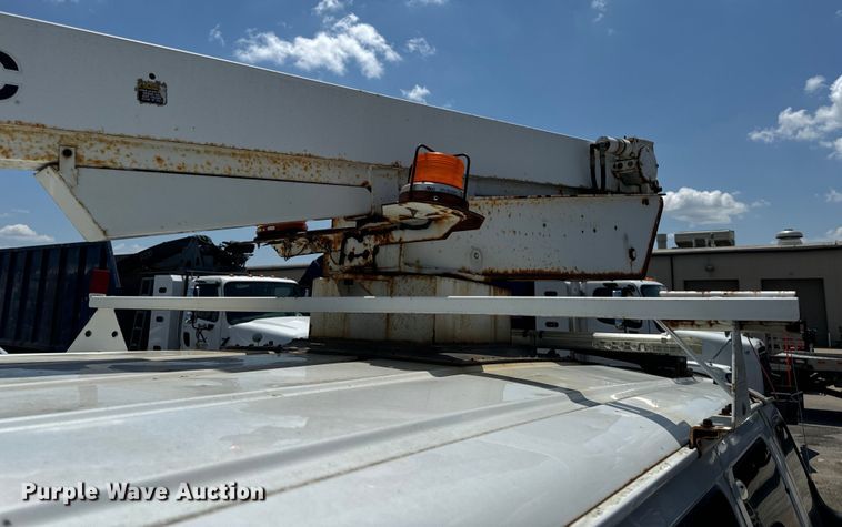 image for item OF9825 2003 Ford E350 Super Duty van with bucket lift