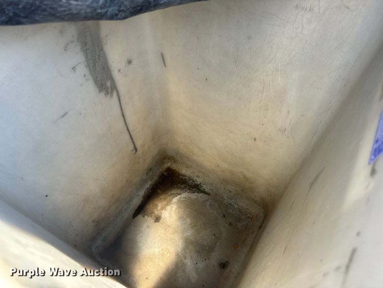 image for item OF9825 2003 Ford E350 Super Duty van with bucket lift