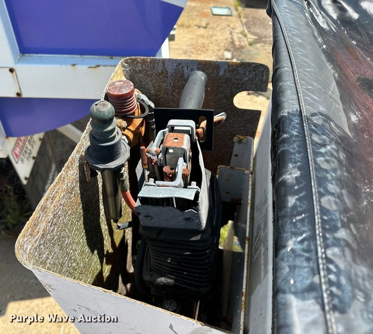 image for item OF9825 2003 Ford E350 Super Duty van with bucket lift