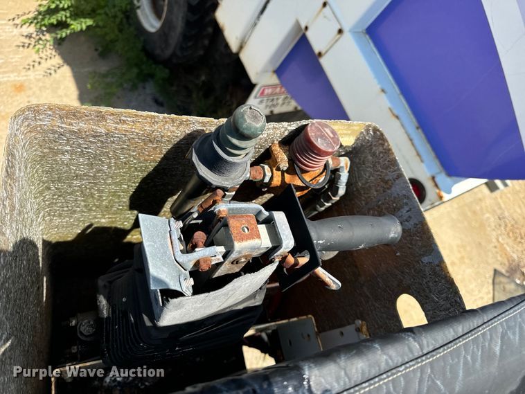 image for item OF9825 2003 Ford E350 Super Duty van with bucket lift