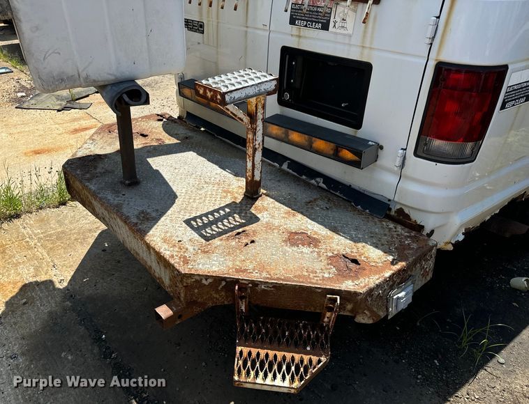 image for item OF9825 2003 Ford E350 Super Duty van with bucket lift