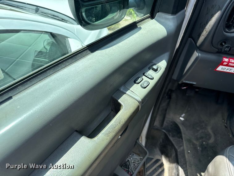 image for item OF9825 2003 Ford E350 Super Duty van with bucket lift