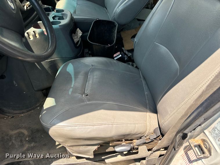 image for item OF9825 2003 Ford E350 Super Duty van with bucket lift