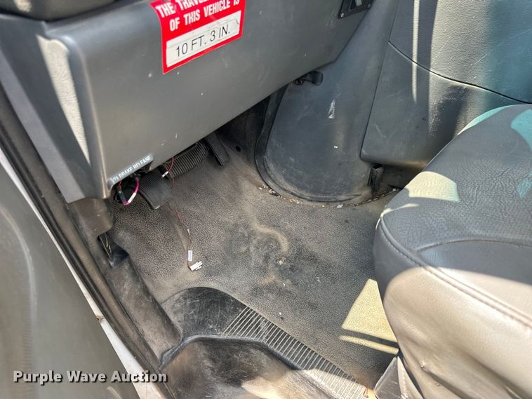 image for item OF9825 2003 Ford E350 Super Duty van with bucket lift