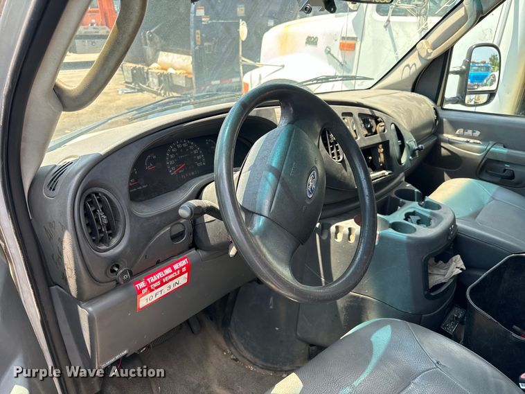 image for item OF9825 2003 Ford E350 Super Duty van with bucket lift