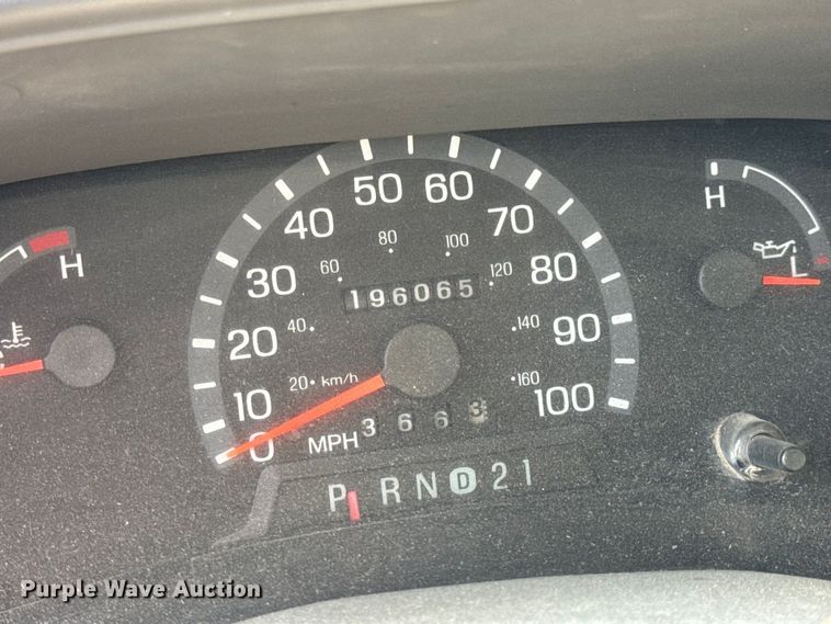 image for item OF9825 2003 Ford E350 Super Duty van with bucket lift