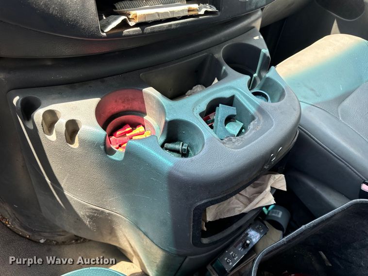 image for item OF9825 2003 Ford E350 Super Duty van with bucket lift