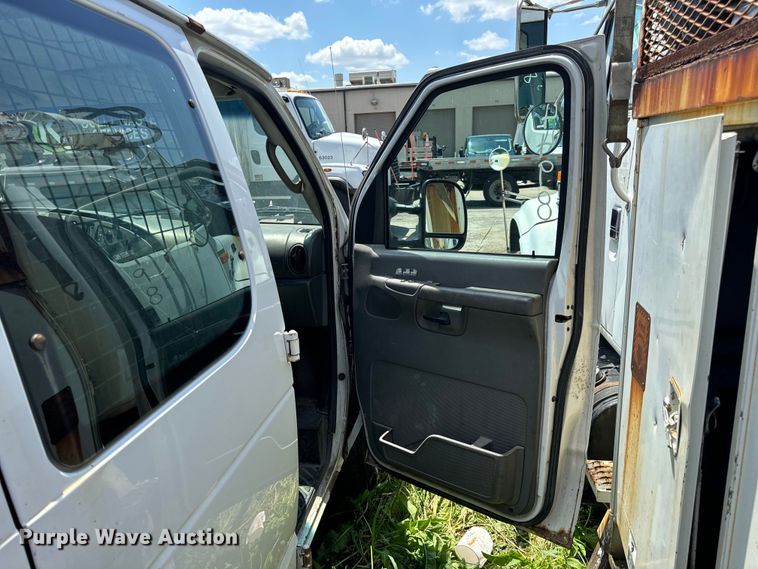 image for item OF9825 2003 Ford E350 Super Duty van with bucket lift