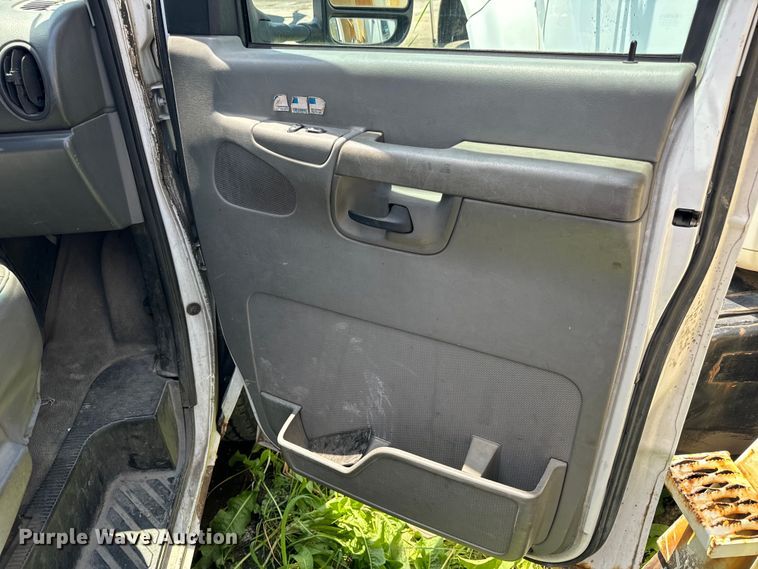 image for item OF9825 2003 Ford E350 Super Duty van with bucket lift