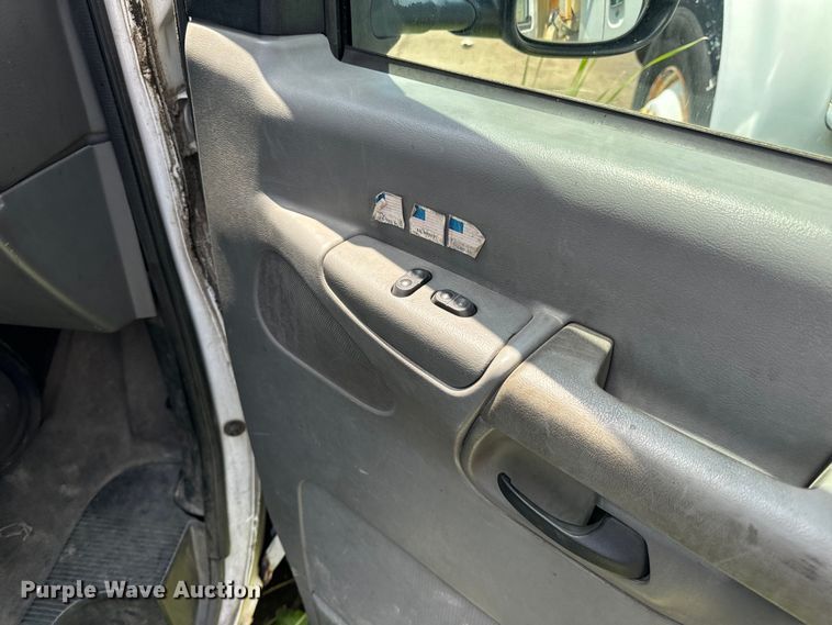 image for item OF9825 2003 Ford E350 Super Duty van with bucket lift