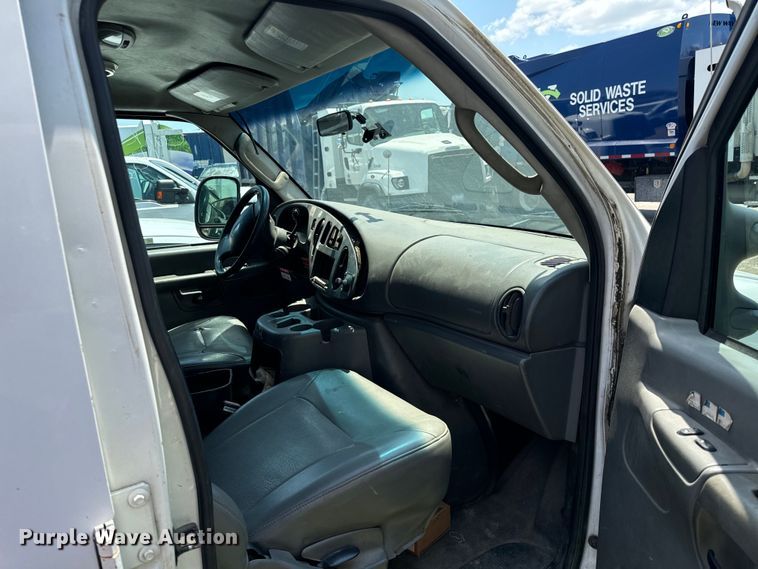 image for item OF9825 2003 Ford E350 Super Duty van with bucket lift