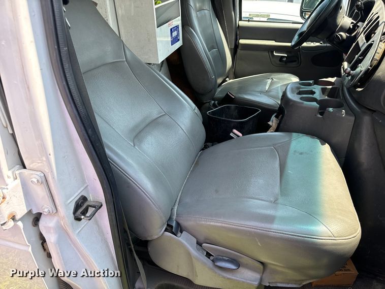 image for item OF9825 2003 Ford E350 Super Duty van with bucket lift