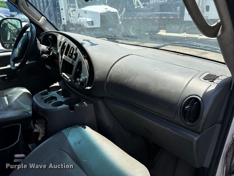 image for item OF9825 2003 Ford E350 Super Duty van with bucket lift