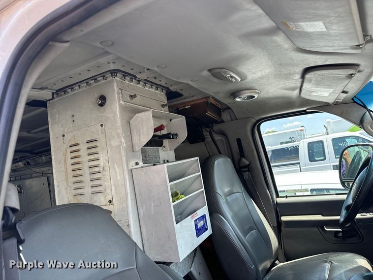 image for item OF9825 2003 Ford E350 Super Duty van with bucket lift
