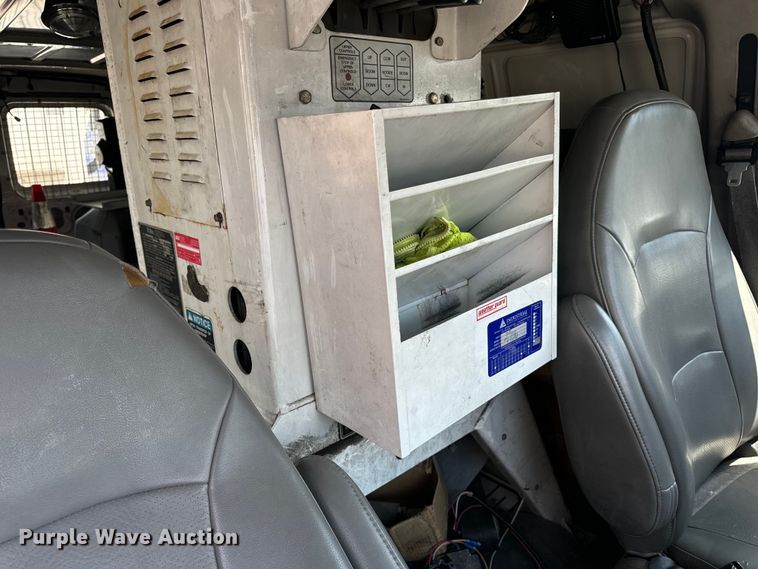 image for item OF9825 2003 Ford E350 Super Duty van with bucket lift