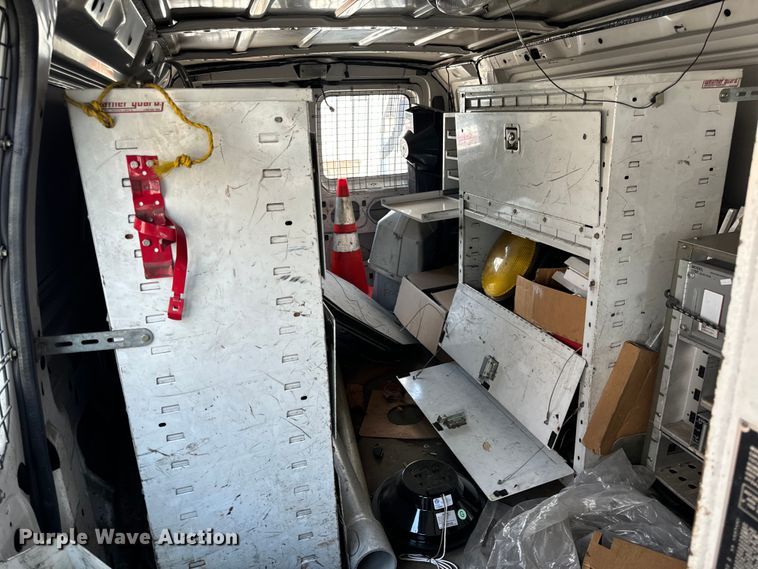 image for item OF9825 2003 Ford E350 Super Duty van with bucket lift