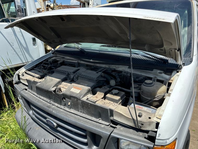 image for item OF9825 2003 Ford E350 Super Duty van with bucket lift
