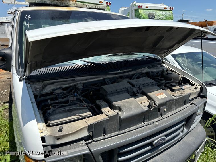 image for item OF9825 2003 Ford E350 Super Duty van with bucket lift