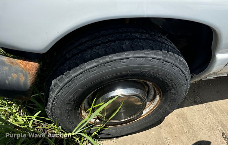 image for item OF9825 2003 Ford E350 Super Duty van with bucket lift