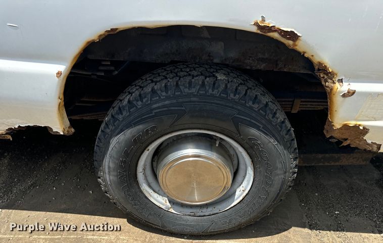 image for item OF9825 2003 Ford E350 Super Duty van with bucket lift