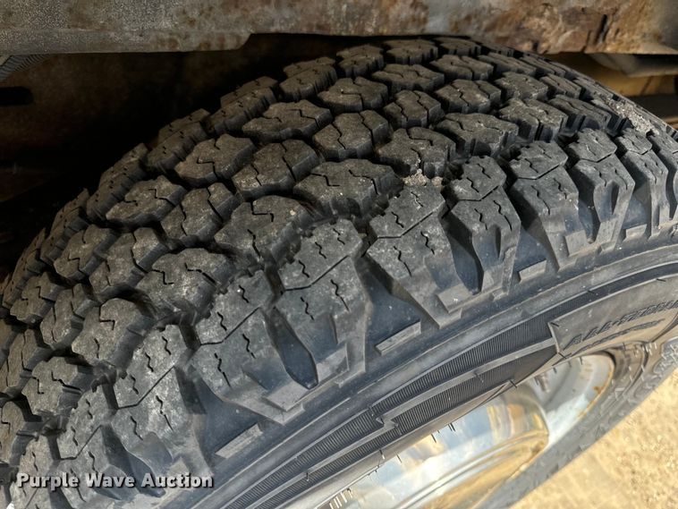 image for item OF9825 2003 Ford E350 Super Duty van with bucket lift